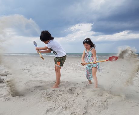 Schatten zoeken op het strand