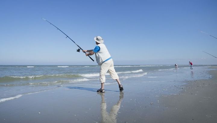 Vissen vanaf het strand op Schiermonnikoog