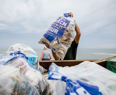 Afval op de wagen gooien - Lize Kraan
