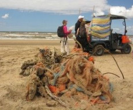 enorme touwen gevonden op het strand