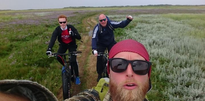 Erwin Zantinga wandelt langs alle strandpalen