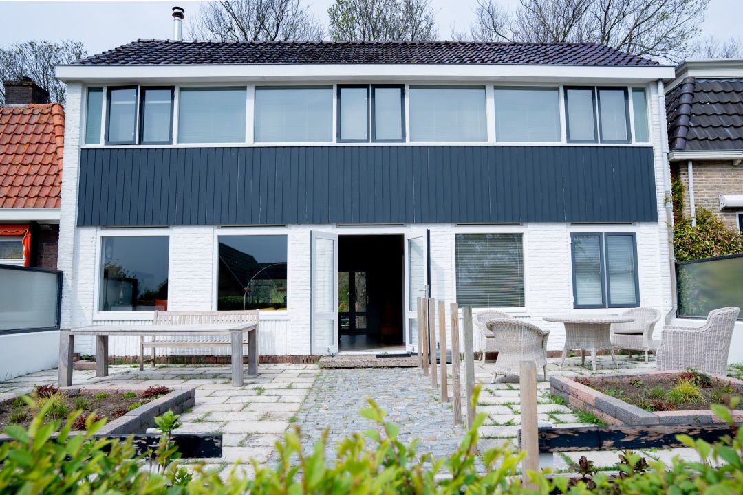 Vakantiehuis Middenstreek 55 – 10-persoons familieverblijf met tuin
