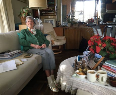 Joke Folmer in haar huis met documenten uit de oorlog