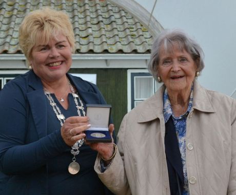 Joke ontving de erepenning van Schiermonnikoog. Voor haar verzetswerk tijdens de Tweede Wereldoorlog ontving Folmer eerder al meerdere onderscheidingen, waaronder de Nederlandse Bronzen Leeuw, de Amerikaanse Medal of Freedom, de Engelse George Medal en de Franse Croix du Combattant.