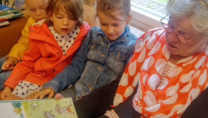 Voorlezen bij de bieb van Schiermonnikoog