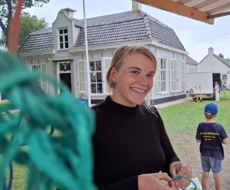 Surya van Loon knutselt met juttersgoed