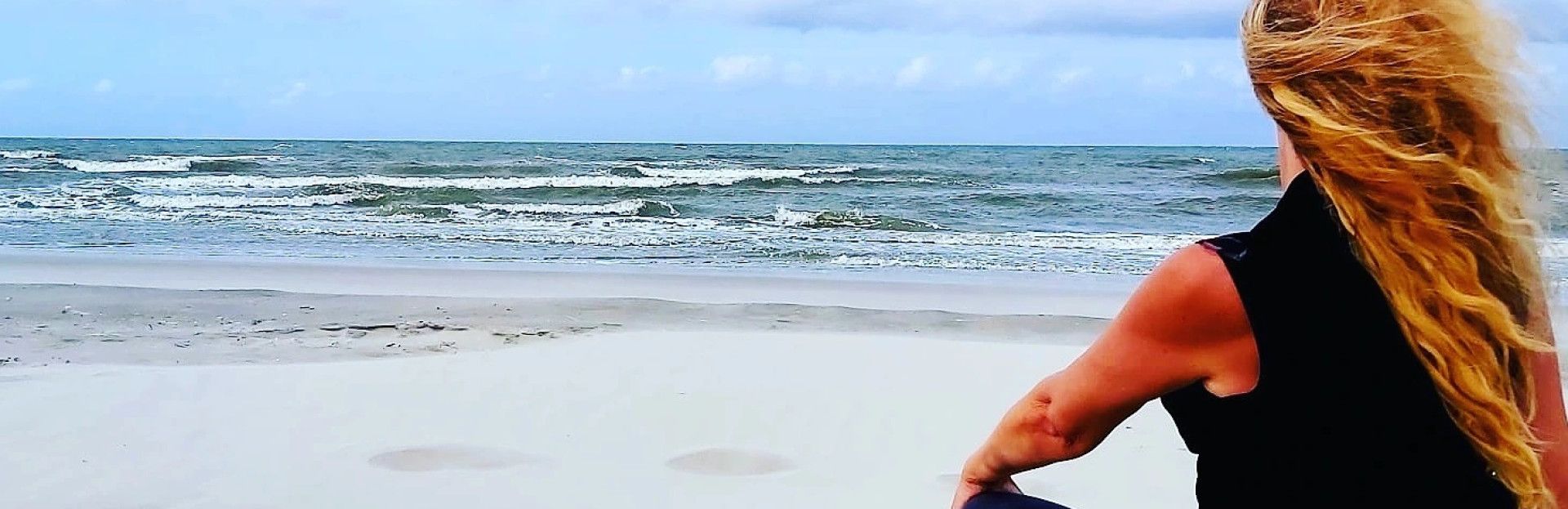 Marianne geeft yoga op het strand van Schiermonnikoog