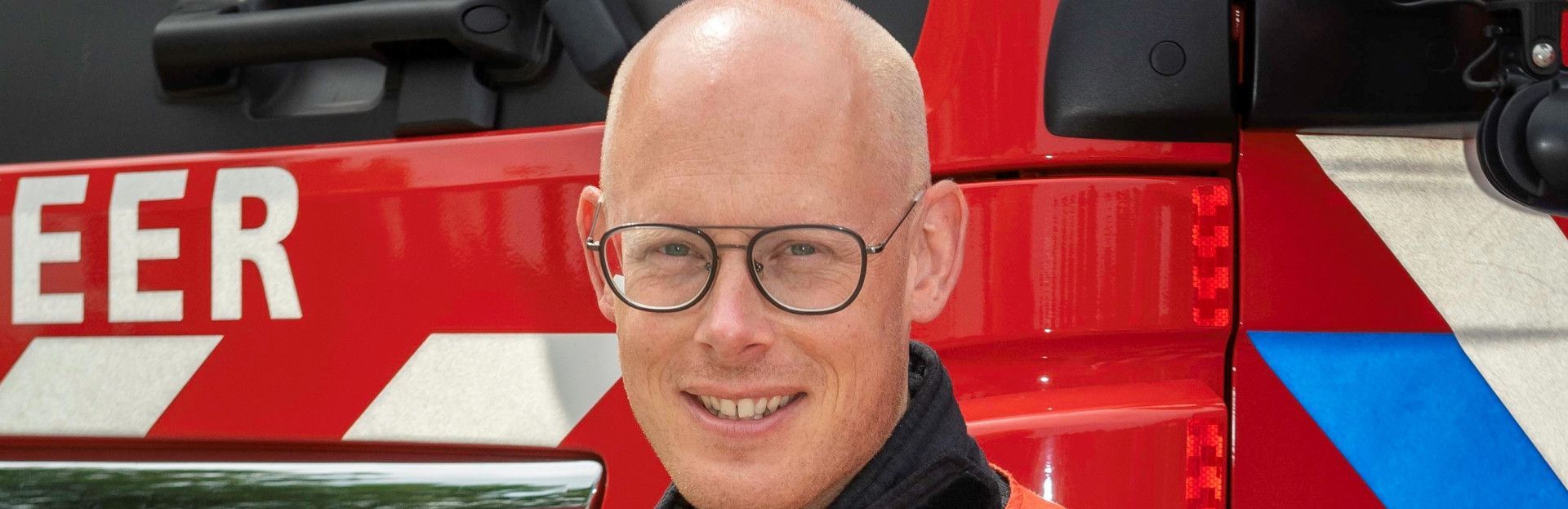 Brandweerman verteld stoere verhalen in de bieb van Schiermonnikoog