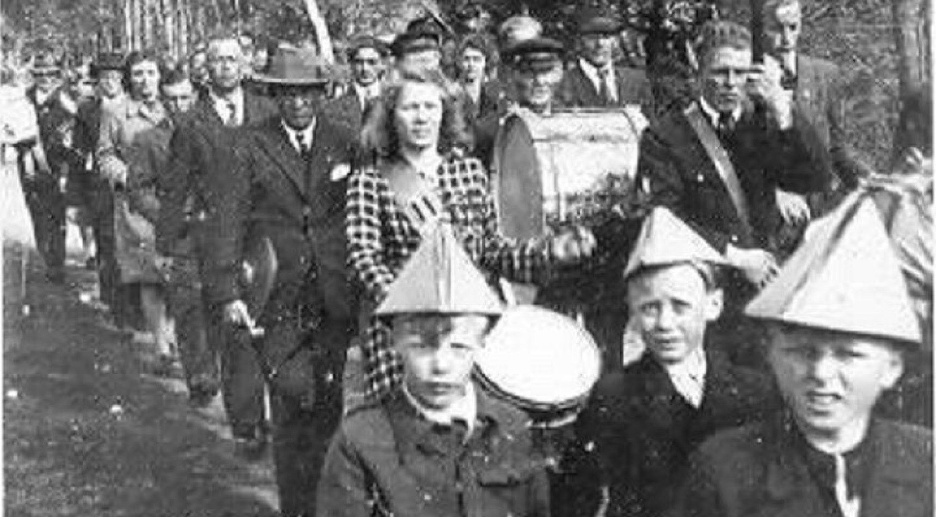 Bevrijdingsoptocht op Schiermonnikoog op 11 juni 1945 met kinderen en muziekkorps – viering van het einde van de oorlog.