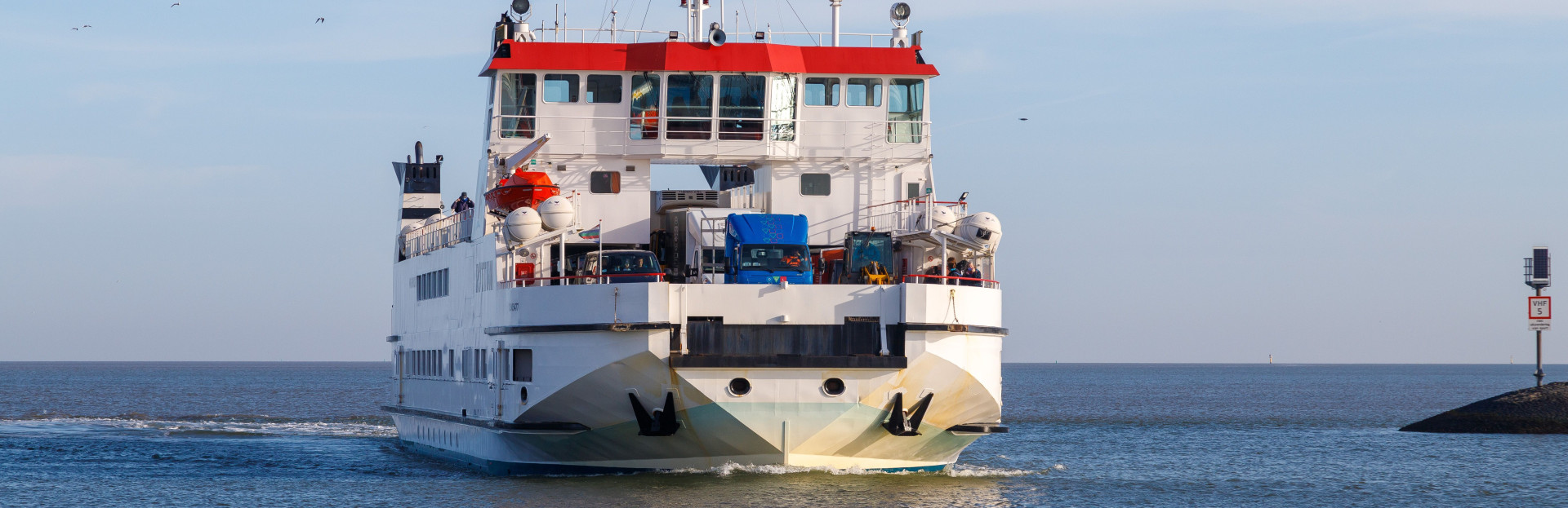 Veerboot naar Schiermonnikoog met auto's op het dek bij Lauwersoog