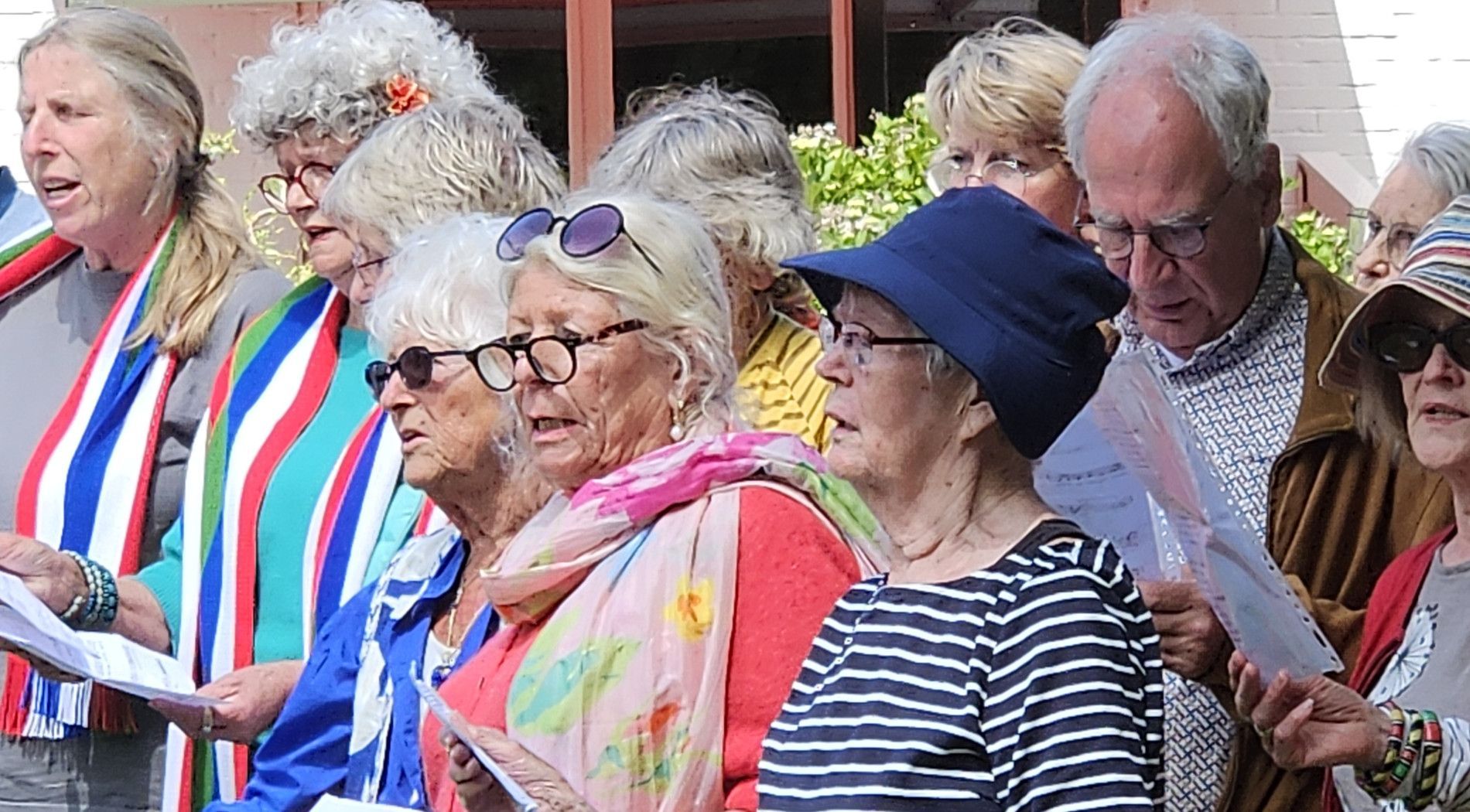 samen zingen we een speciaal bevrijdingslied – gecomponeerd door Jean van Vugt