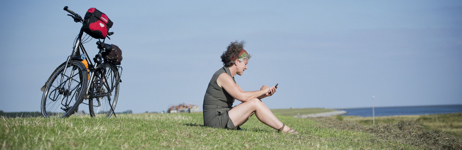 lezen op de dijk van Schier