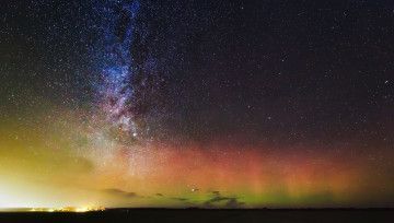 Sterrenhemel boven Schiermonnikoog – met de Melkweg én het noorderlicht in één beeld.
