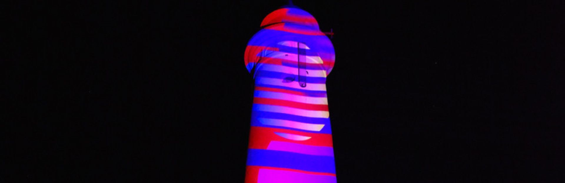 Hi-Lo lichtkunst op watertoren op Schiermonnikoog