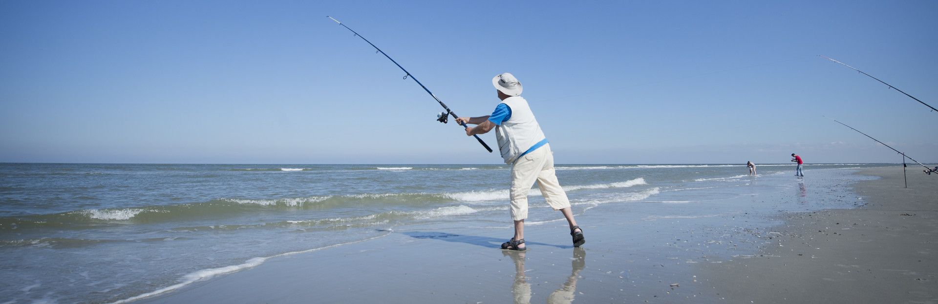 Vissen vanaf het strand op Schiermonnikoog