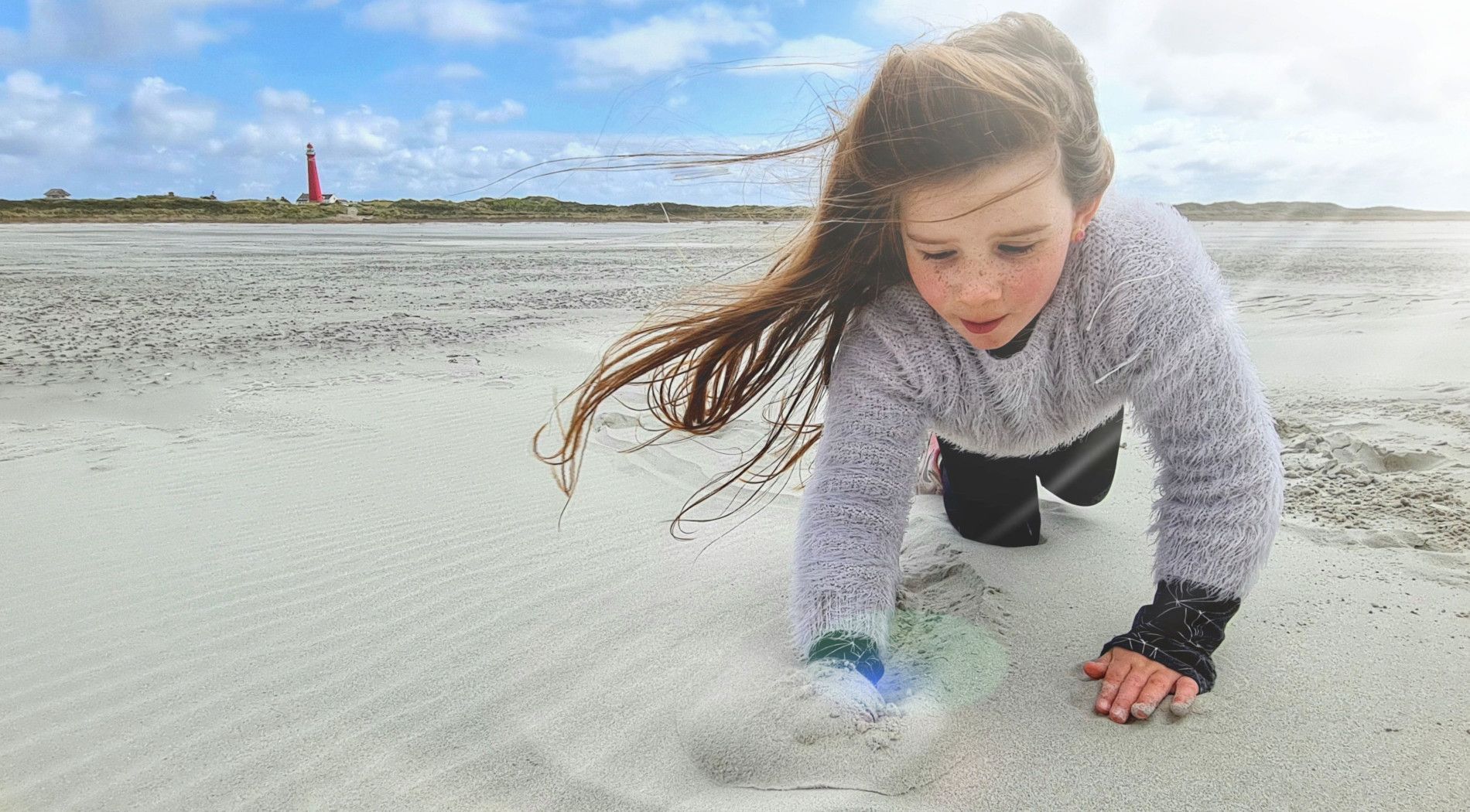 Kinderen spelen op het strand van schiermonnikoog