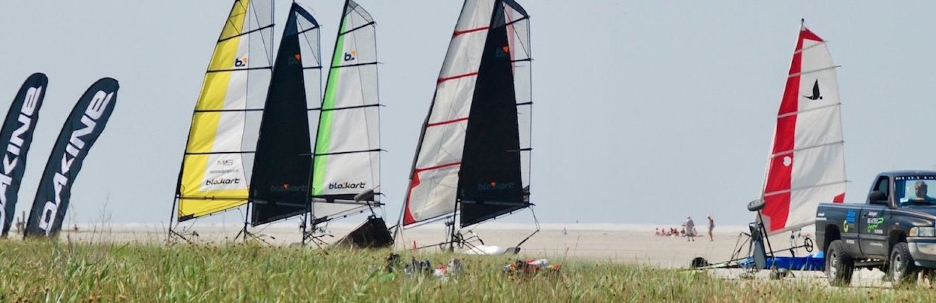 Reactief buitensport, strandzeilen op het strand van Schiermonnikoog