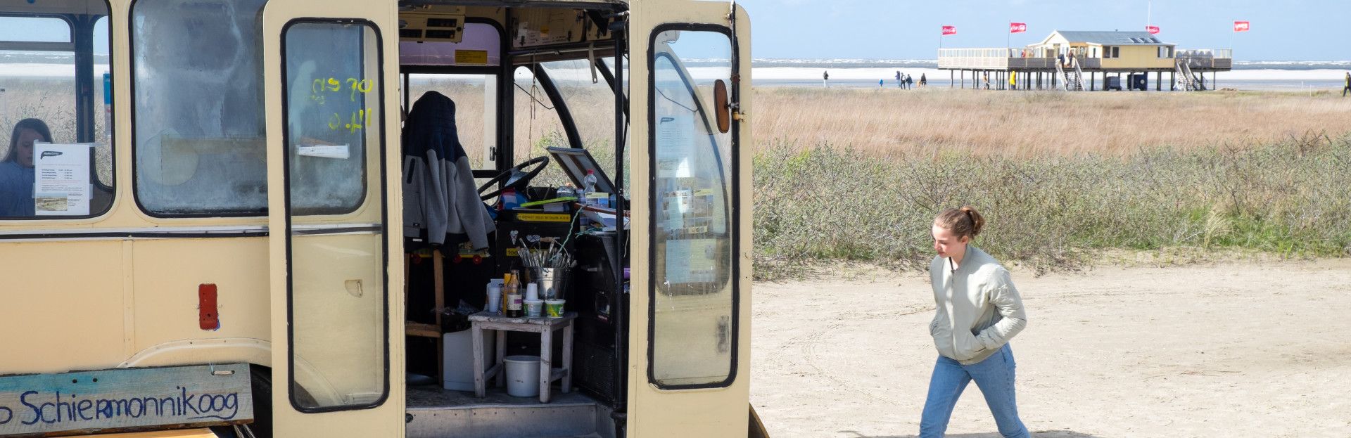 Atelierbus op het strand