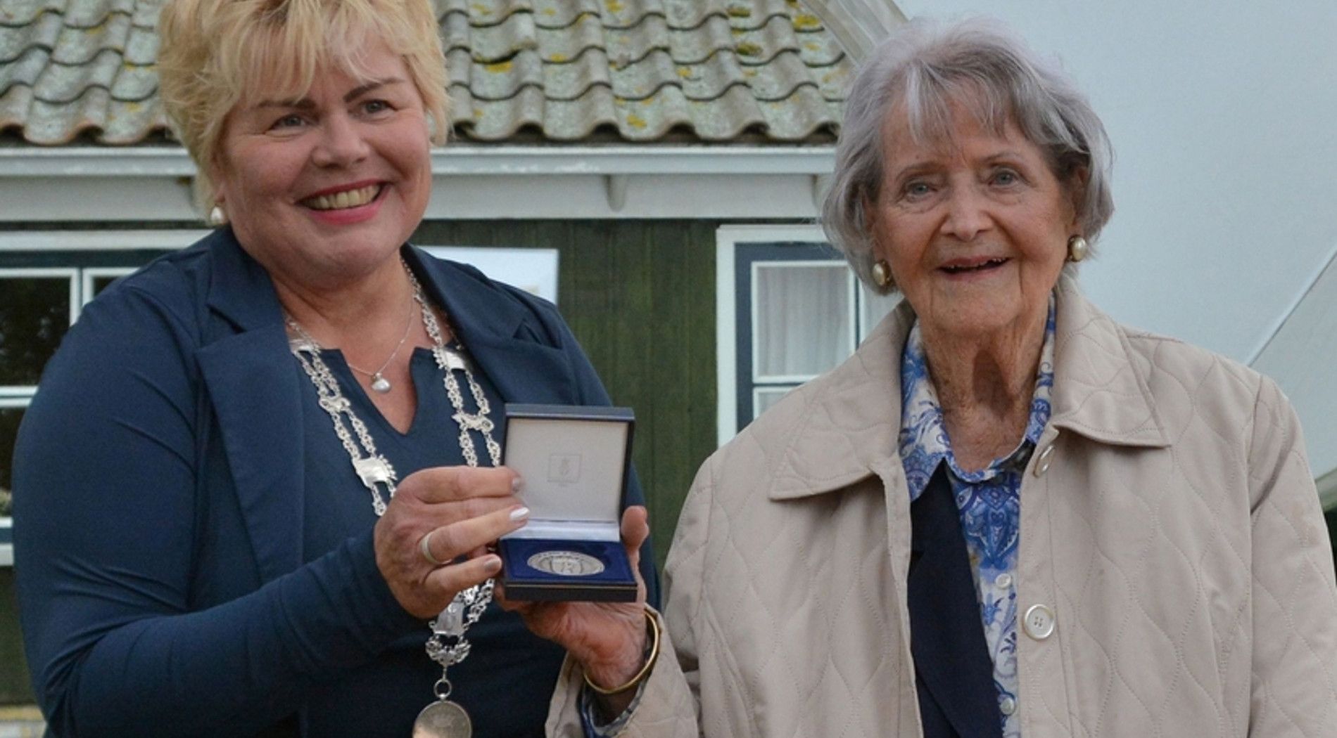 Joke Folmer ontvangt erepening van Schiermonnikoog