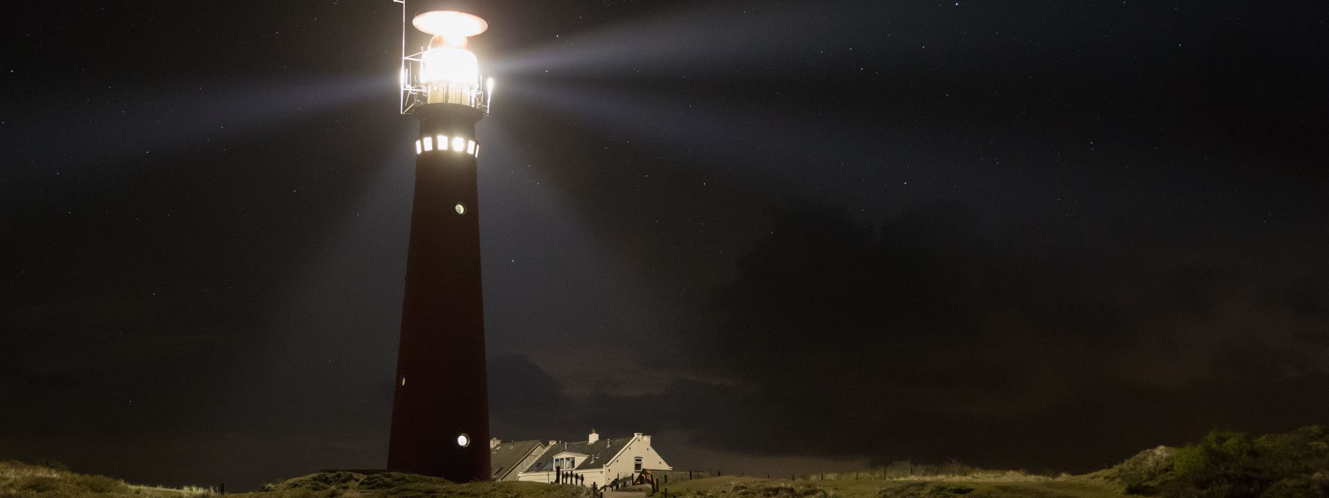 de vertrouwde lichten van de Schiermonnikoger vuurtoren