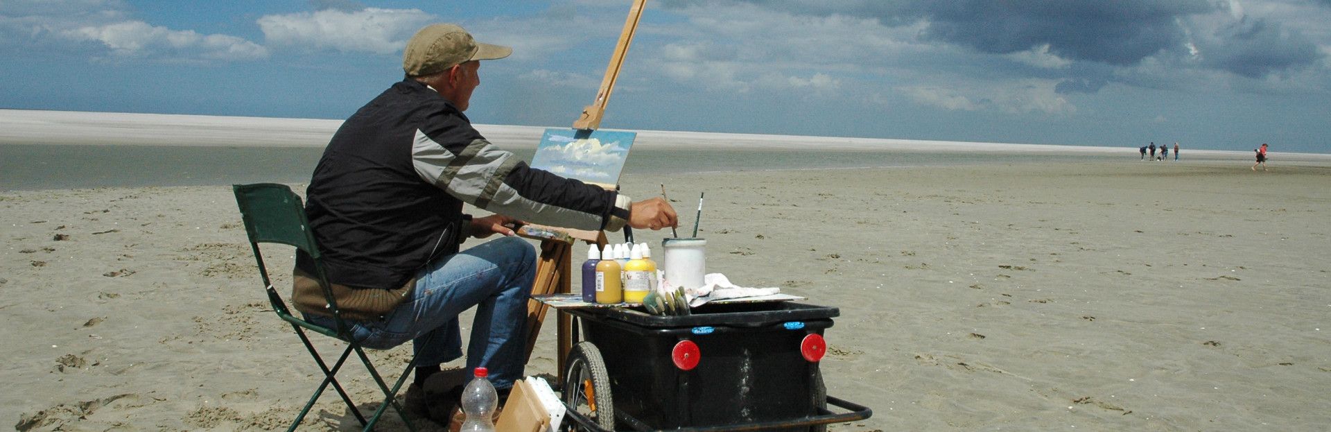 Theo Onnes aan het schilderen op het strand van Schiermonnikoog