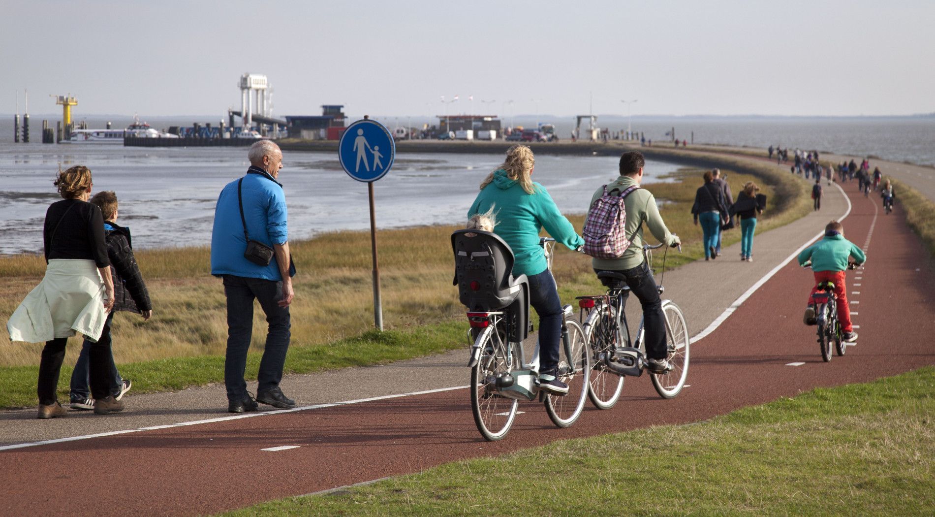 Fietsen of wandelen vanaf de veerdam op Schiermonnikoog