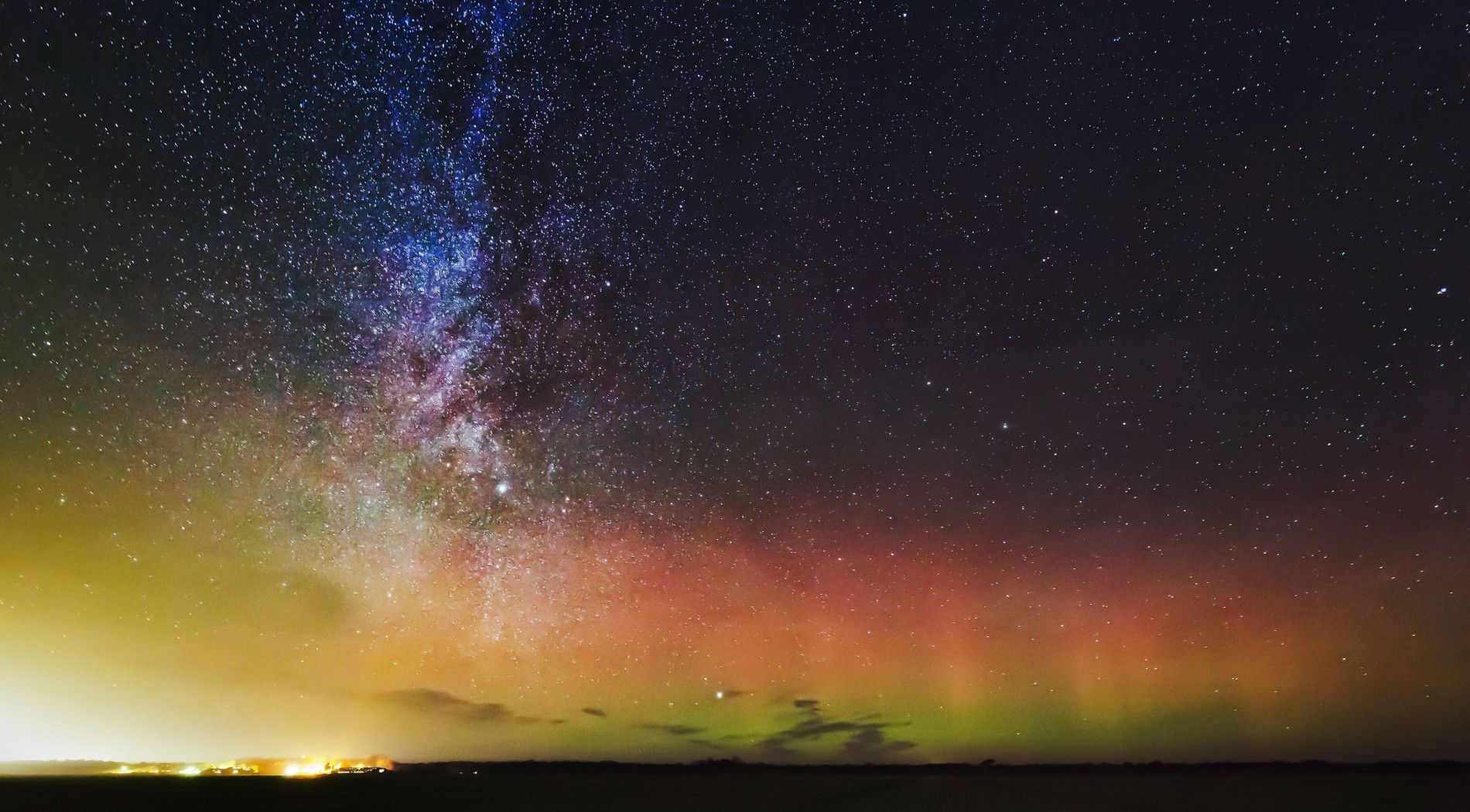 Noorderlicht boven Schiermonnikoog