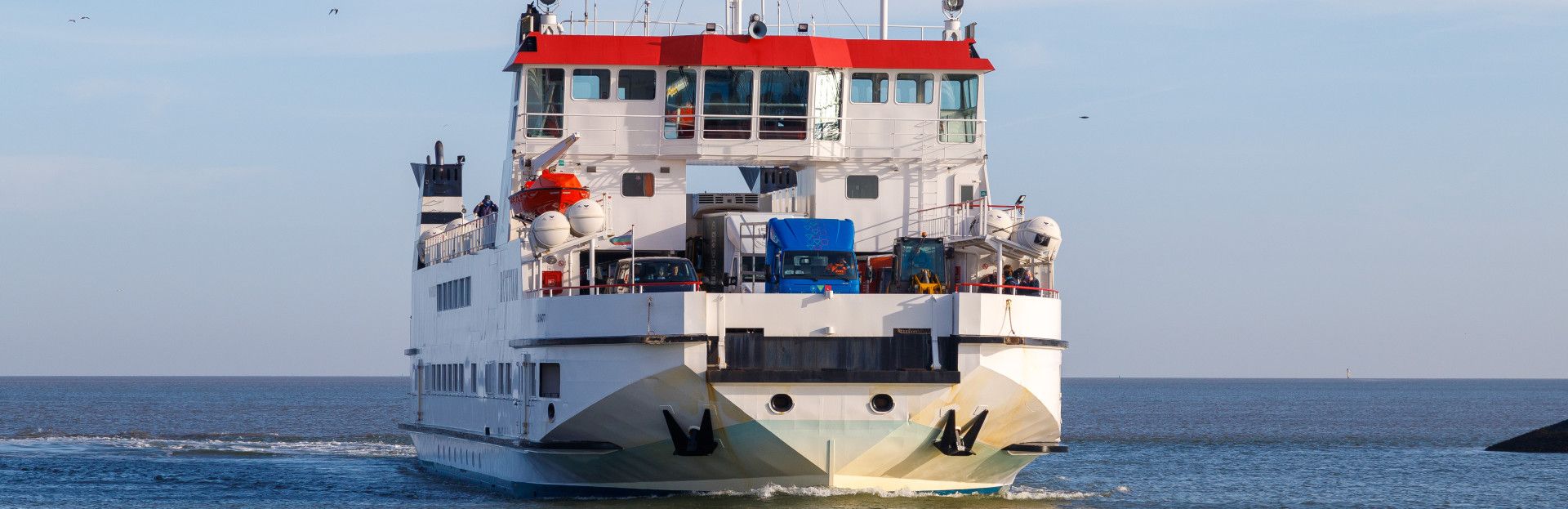 met de auto op de veerboot naar Schiermonnikoog