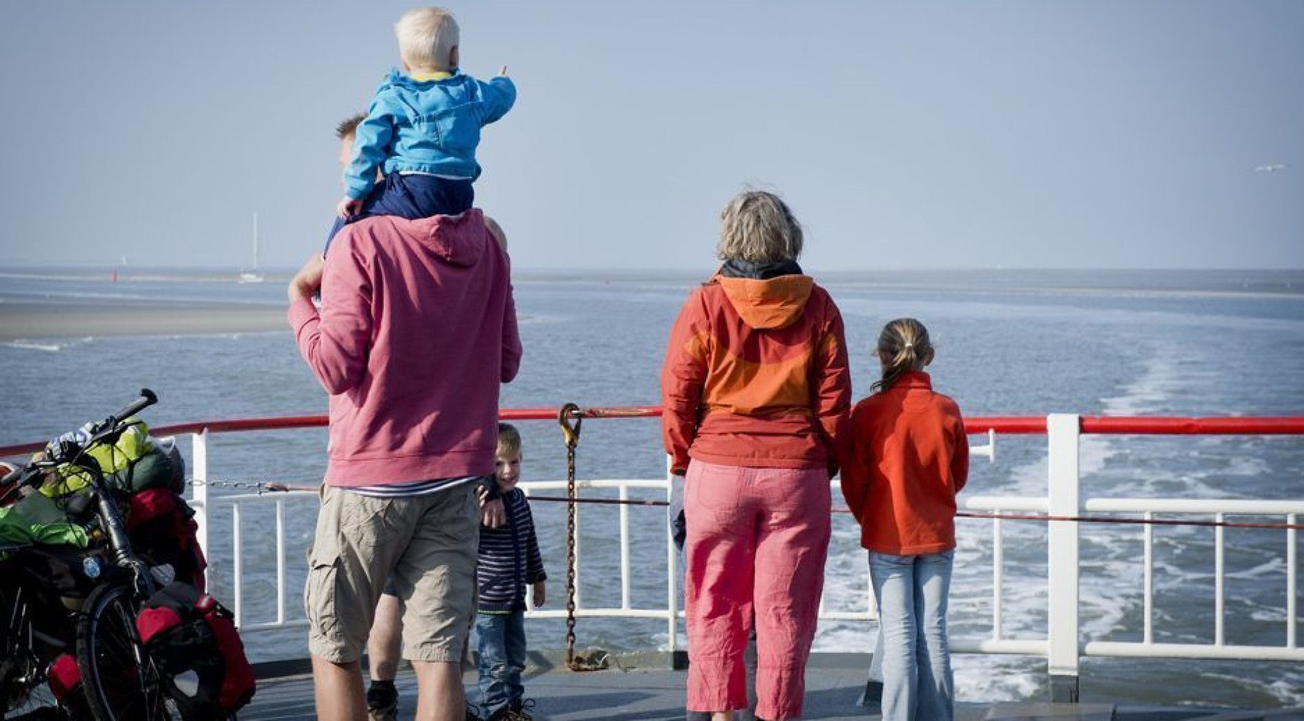 Op de veerboot naar het eiland