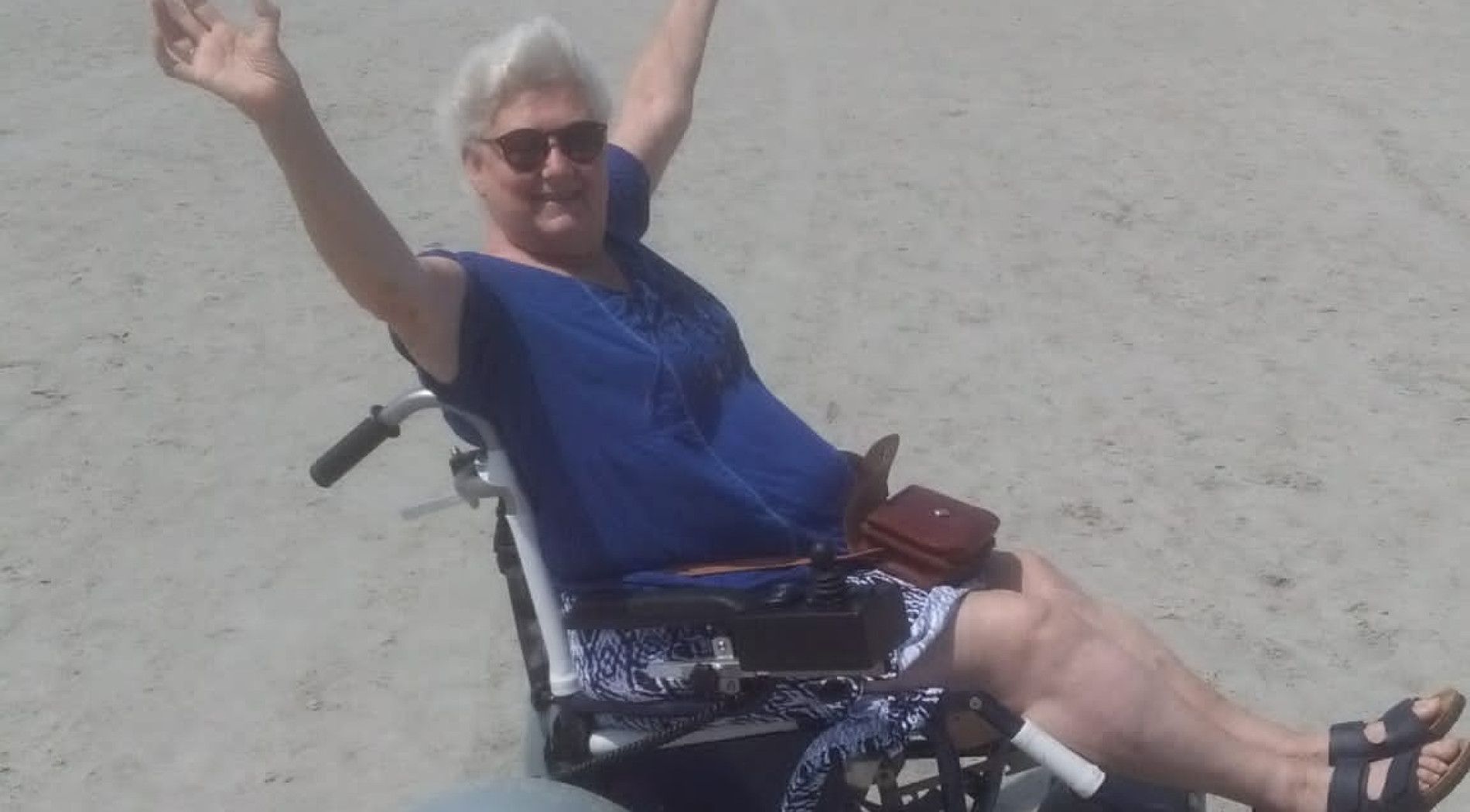 een rolstoel op het strand
