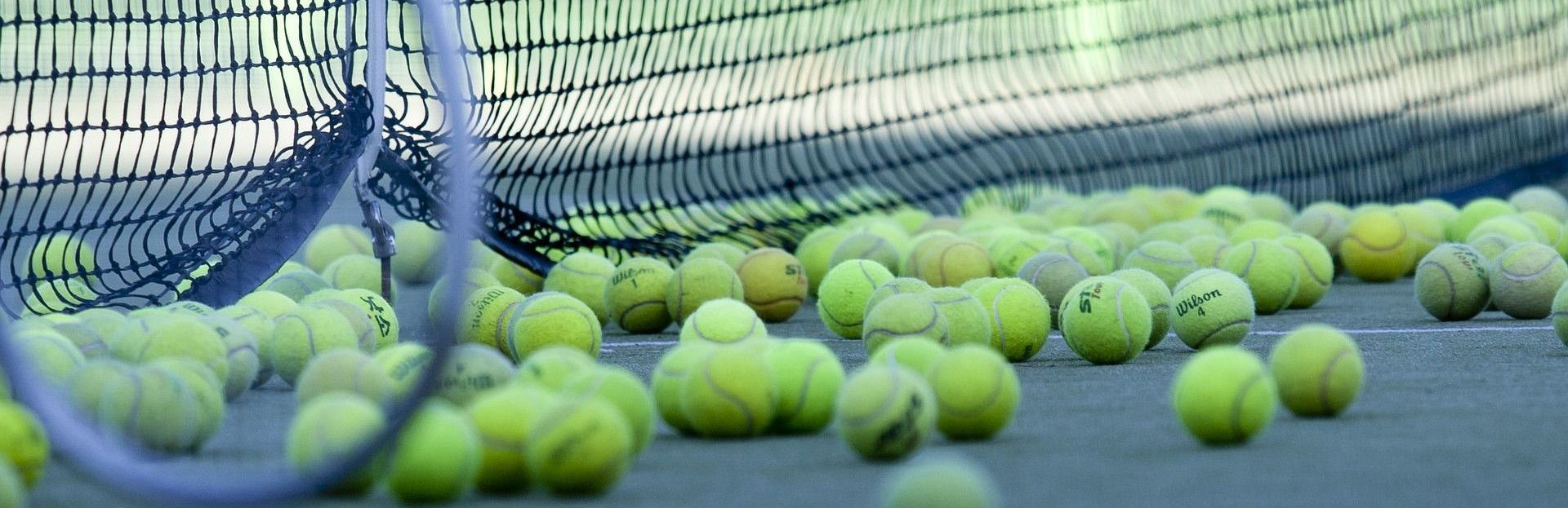 Tennissen op de tennisbaan van Schiermonnikoog