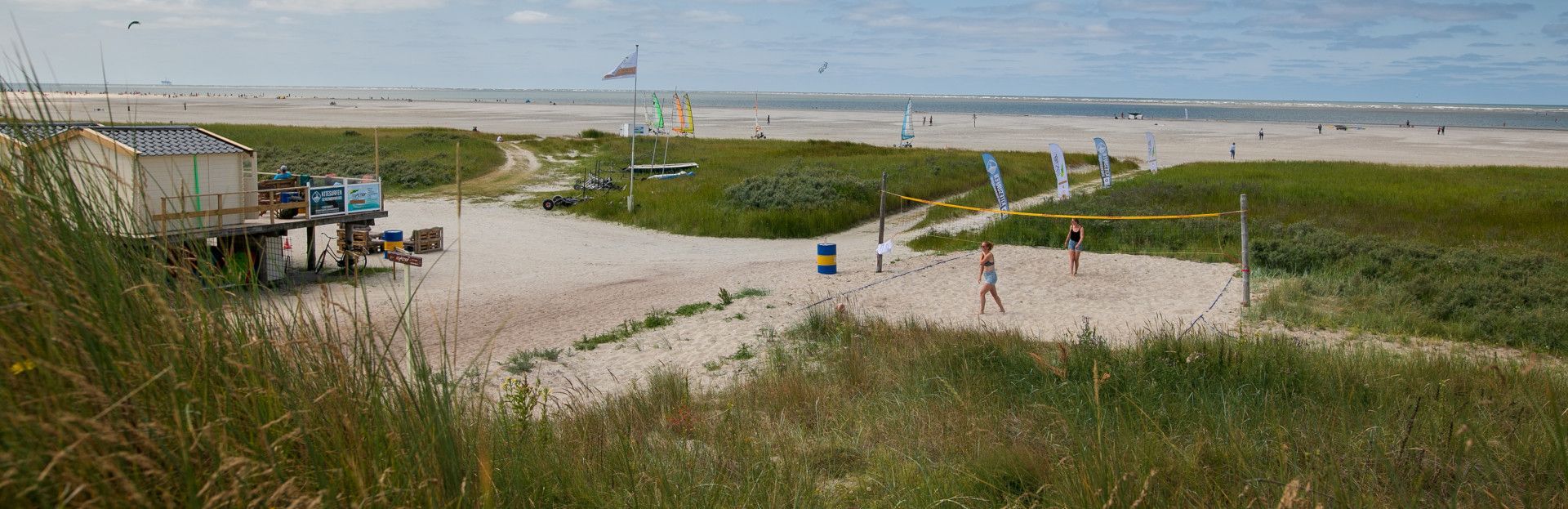 Reactief buitensport, strandzeilen op het strand van Schiermonnikoog