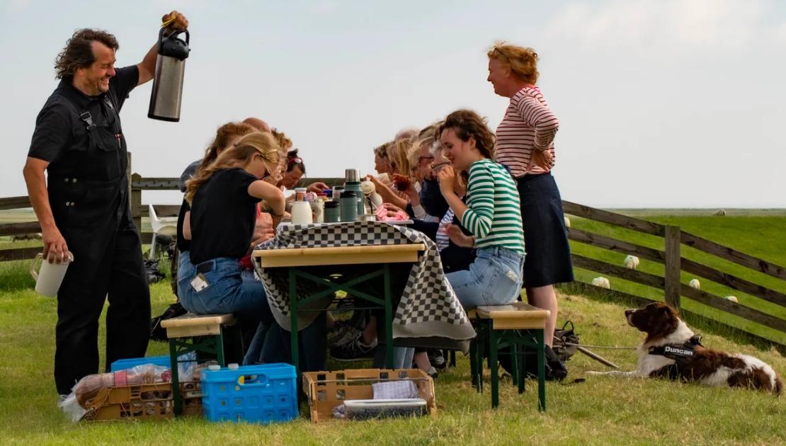 Ontbijten aan de Waddenzee tijdens de dag van het Wad