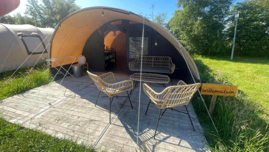 kamperen in een ingerichte tent