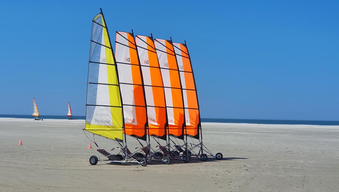 Reactief buitensport, strandzeilen op het strand van Schiermonnikoog