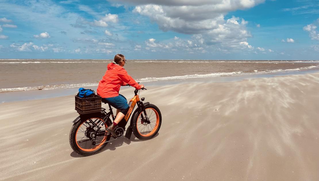 Op het strand fietsen van Schiermonnikoog