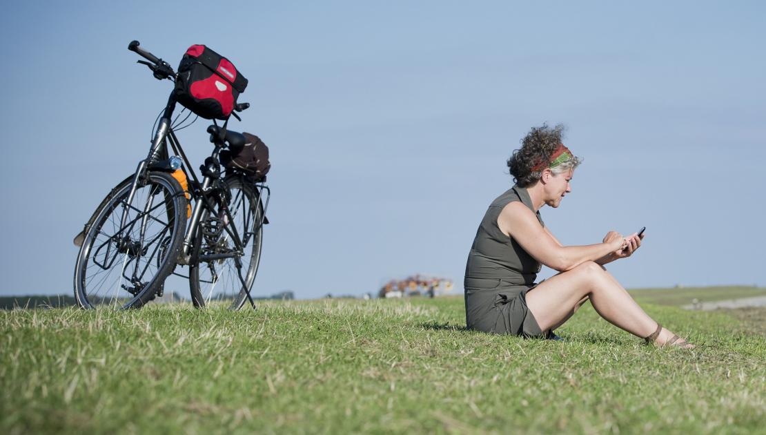 lezen op de waddendijk van schiermonnikoog